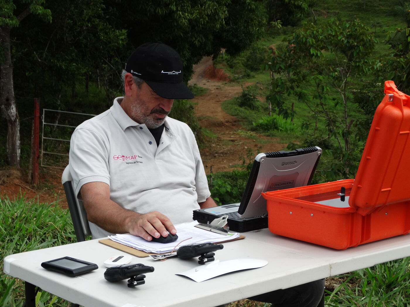 Técnico configurando una estación base GNSS en campo
