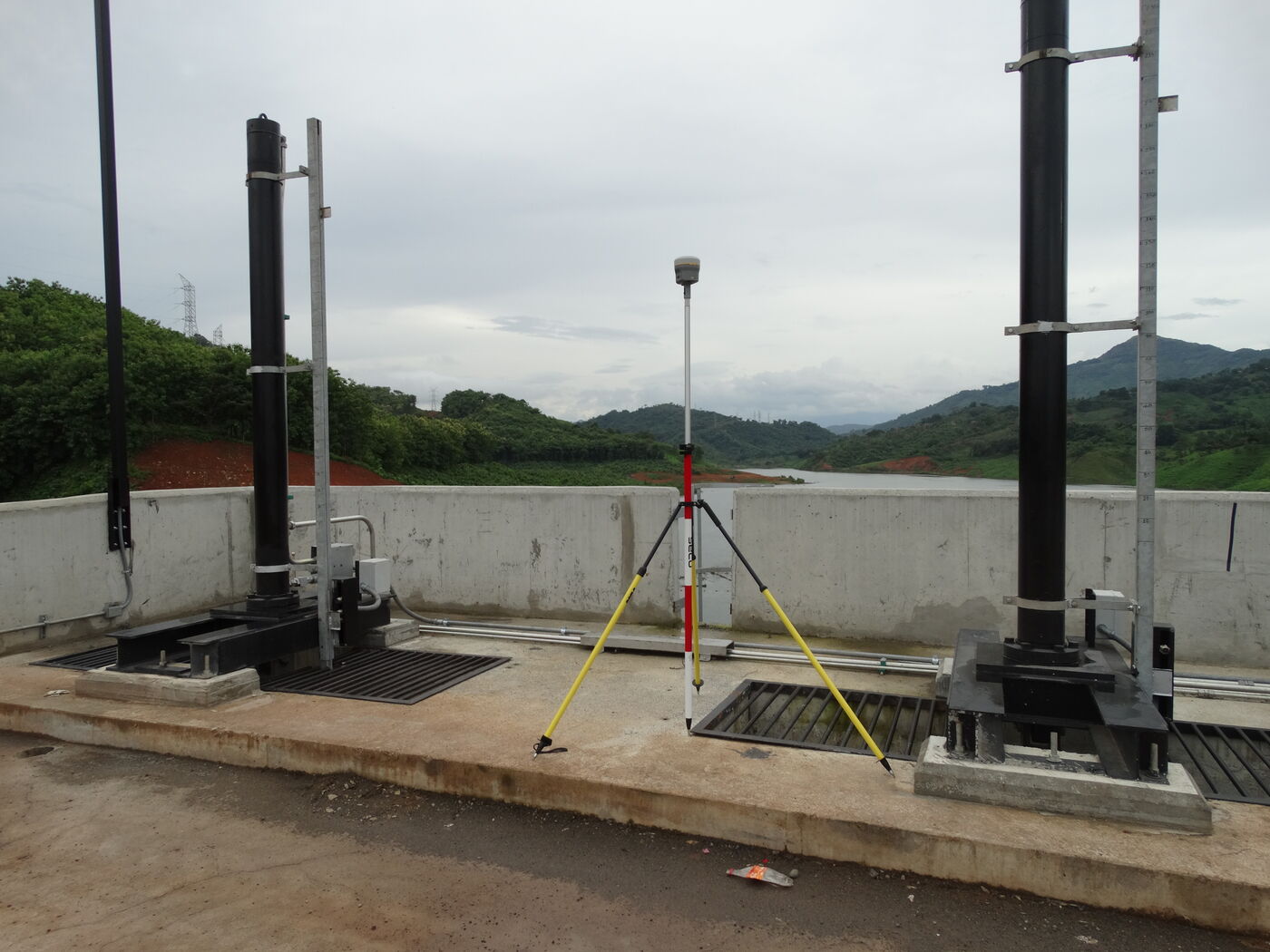 Antena GNSS montada sobre una estructura de hormigón