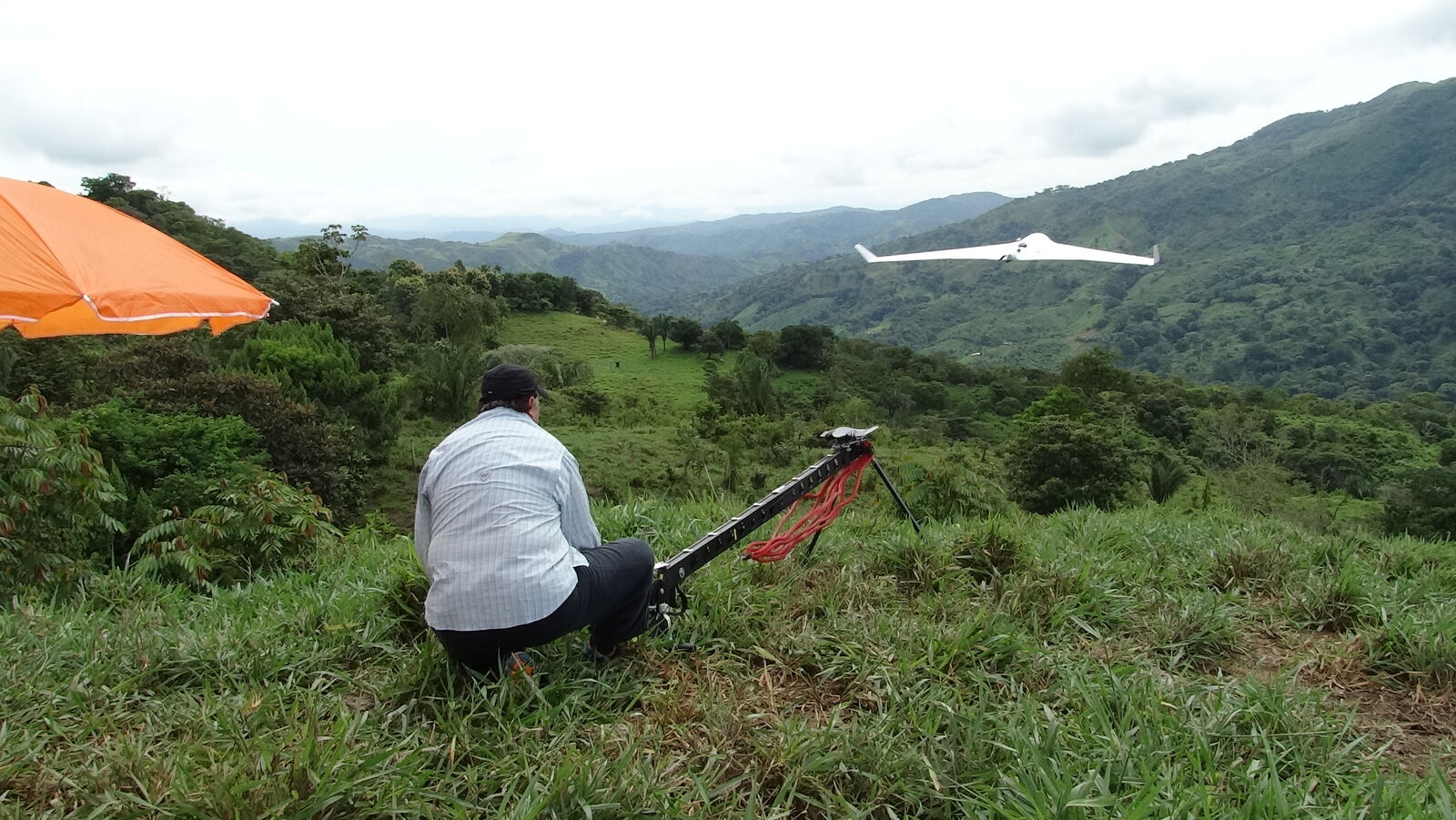 Operador de GeoMap siguiendo un vuelo de dron de ala fija sobre terreno montañoso