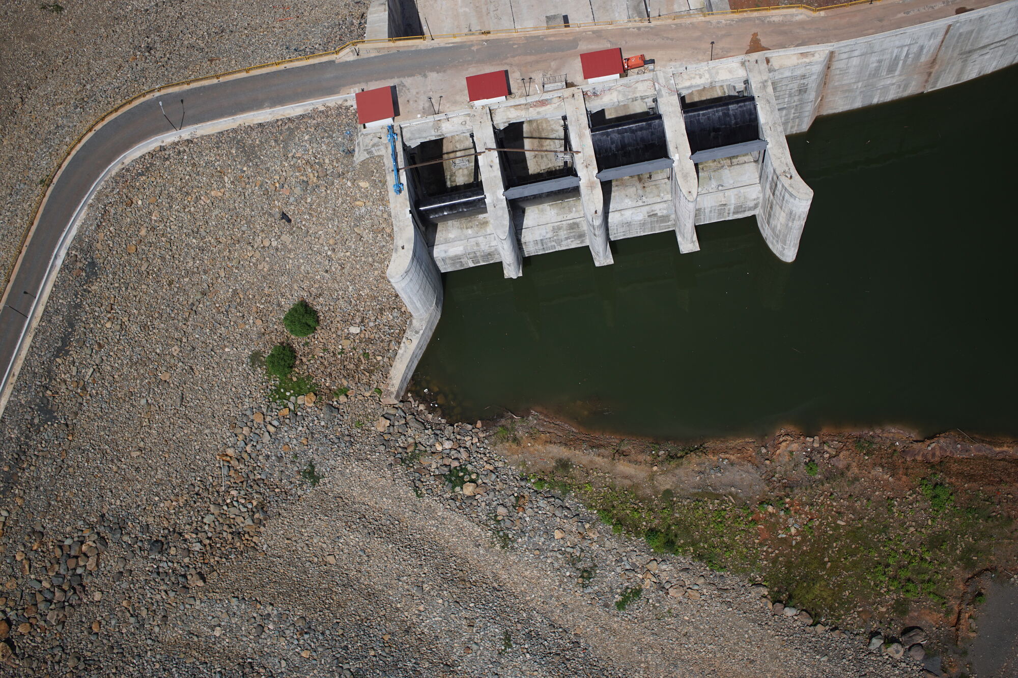 Vista aérea de una obra hidráulica levantada con dron