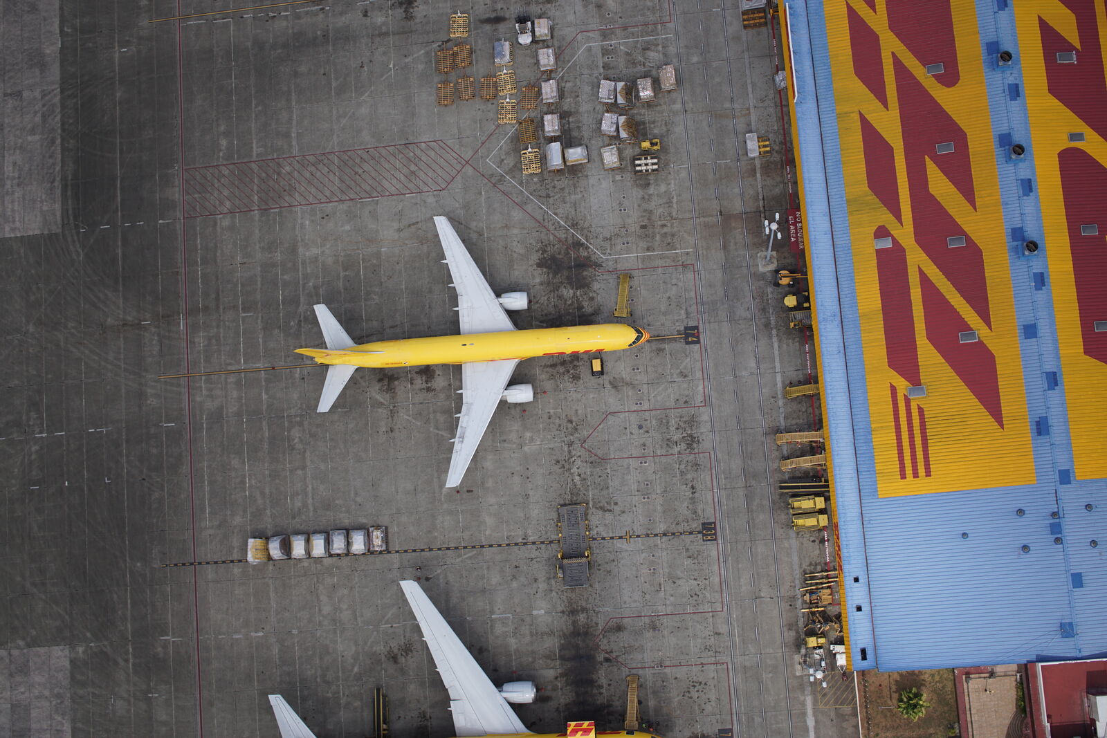 Vista cenital del área de carga del Aeropuerto Internacional de Tocumen con una aeronave en plataforma